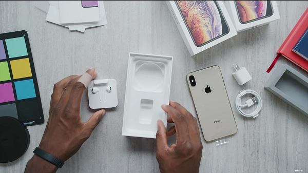 3. Giữ lại hộp và phụ kiện: Một trong những lợi thế giúp bạn bán được iPhone cũ của mình với giá cao đó là những món phụ kiện đi kèm. Việc bán iPhone cùng với phụ kiện gốc như bộ sạc, tai nghe sẽ được giá cao hơn so với việc bán phụ kiện của bên thứ ba, đặc biệt là bộ sạc - đảm bảo tuổi thọ của thiết bị cũng như cung cấp tốc độ sạc ổn định nhất.