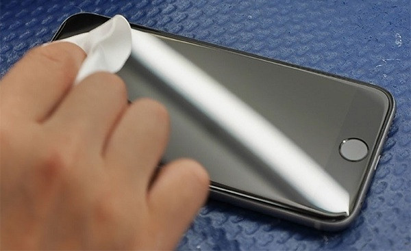 4. Vệ sinh điện thoại: Điều này là rất quan trọng nếu bạn muốn bán iPhone cũ với giá cao, bởi sau một thời gian sử dụng, một số bộ phận như loa, camera sẽ bị bẩn là điều không thể tránh khỏi.