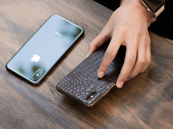 1. Sử dụng ốp lưng: Một số người không thích dùng ốp lưng bởi nó có thể che đi thiết kế đẹp của điện thoại, tuy nhiên vật dụng này có ích hơn nếu bạn mong muốn sau này bán lại được iPhone với giá cao.
