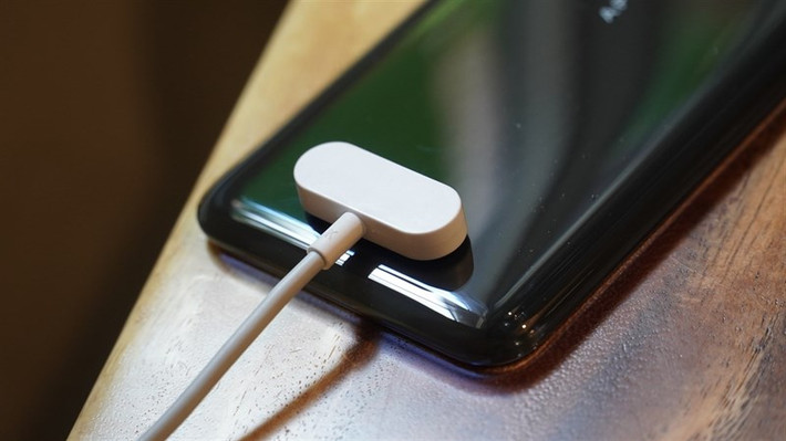 Điểm nổi bật nhất ở Vivo Apex 2019 chính là thiết bị không hề có nút bấm hay cổng cắm mà chỉ sử dụng cổng giao tiếp từ tính để sạc và truyền dữ liệu, giúp thiết kế nguyên khối của máy trông đẹp hơn.