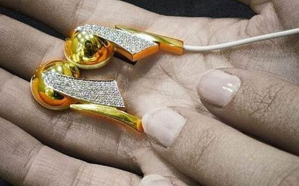 Những cô nàng sang chảnh chắc hẳn sẽ rất mê chiếc tai nghe này. Nó được gắn 18 ca-ra vàng và kim cương do hãng kim hoàn Casa Gi tại Bỉ thực hiện, tất nhiên vẫn cung cấp âm thanh tinh thể rõ ràng, cắm được vào cả máy tính.