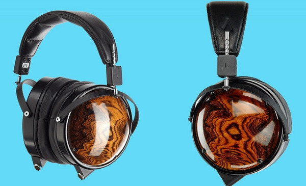 Audeze LCD-XC có thiết kế đặc biệt bằng gỗ gụ tuyệt đẹp và chất lượng cũng được đánh giá rất cao, với mức giá 1.799 USD.