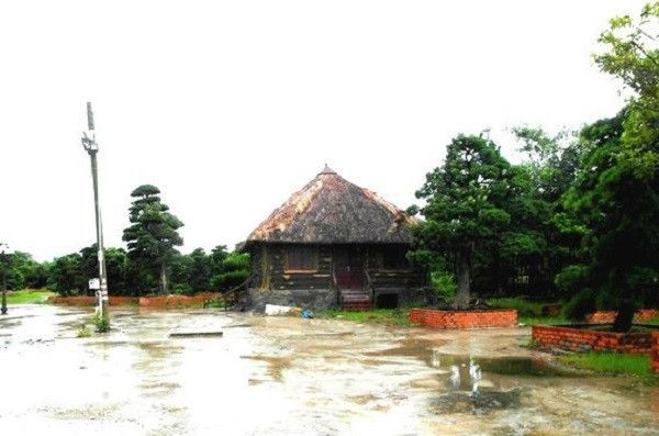 Khuôn viên trong căn dinh thự