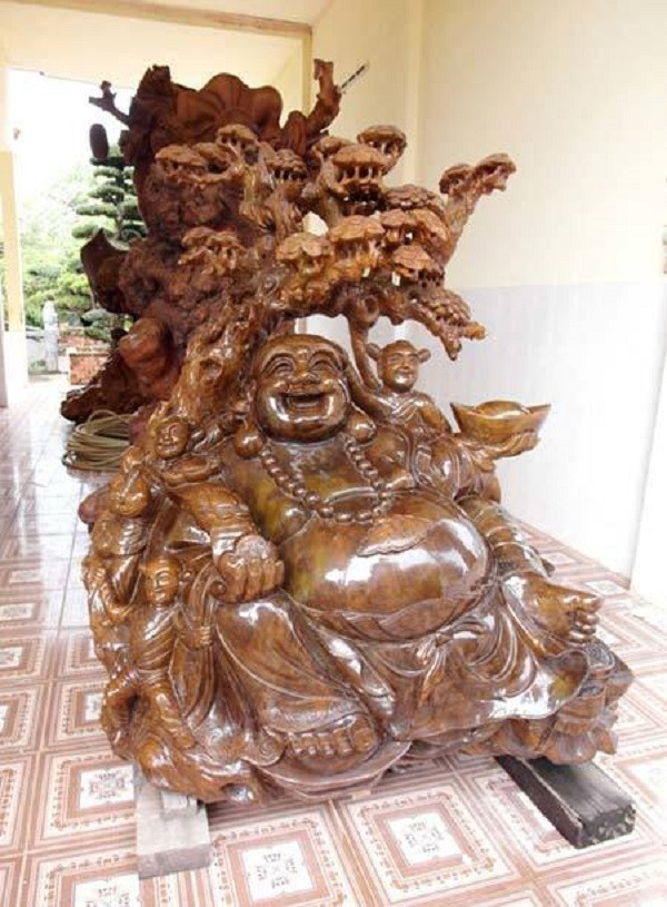 Tượng Di Lặc bằng gỗ nguyên khối.