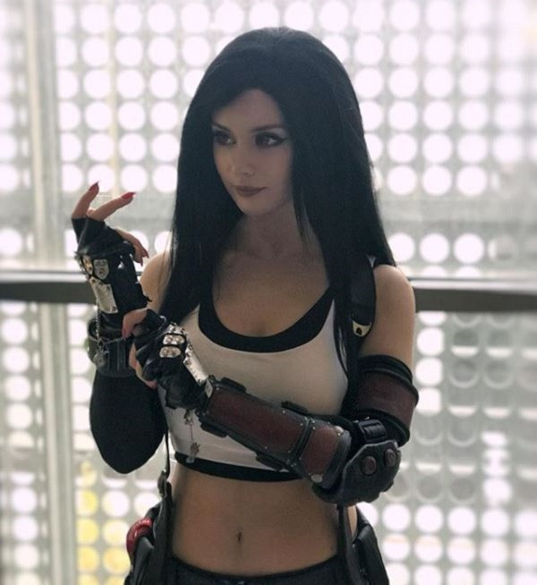 Nữ coser Enzh Strelnikova nổi tiếng sinh năm 1995, hiện đang sinh sống tại thành phố Kronstadt, Nga. Cô được đông đảo cộng đồng game thủ quốc tế biết đến bởi những tác phẩm cosplay nhân vật game chân thực và nóng bỏng.