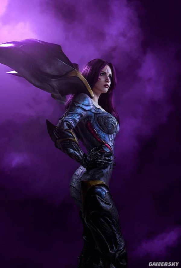 Enzh từng gây náo loạn giới game thủ Liên Minh Huyền Thoại bởi bộ hình cosplay vị tướng Xạ Thủ Kai'Sa.