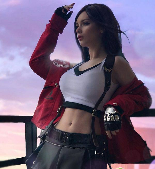 Mới đây, Final Fantasy 7 Remake đã chính thức phát hành với vô số phản hồi tích cực từ cộng đồng game thủ. Sự bùng nổ của Final Fantasy 7 Remake cũng thu hút sự hứng thú của các cosplayer, trong đó có thánh nữ cosplay người Nga Enzh Strelnikova (còn được biết đến là Angie Arrow).