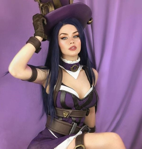 Hiện tại, thánh nữ cosplay Enzh Strelnikova sở hữu Instagram gần 115 nghìn lượt theo dõi, cùng Twitter 113 nghìn người follow.