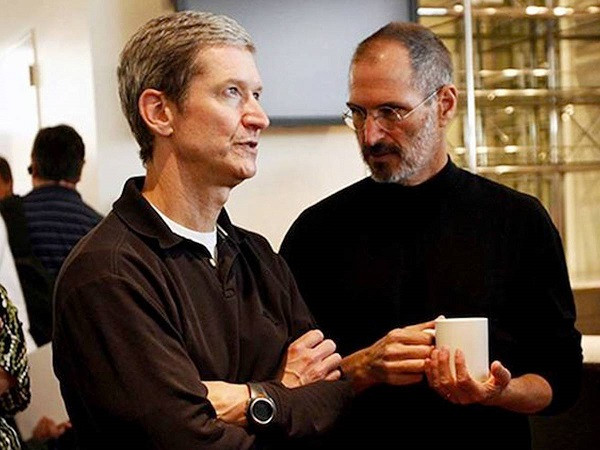 Larry Ellison và Steve Jobs: Nhà sáng lập Oracle và cố CEO của Apple, Steve Jobs là bạn thân 25 năm trước khi Jobs qua đời năm 2011. Cả hai từng là hàng xóm của nhau ở Woodside, California (Mỹ), thường leo núi cùng nhau và từng giúp đỡ nhau nhiều trong công việc, cuộc sống.