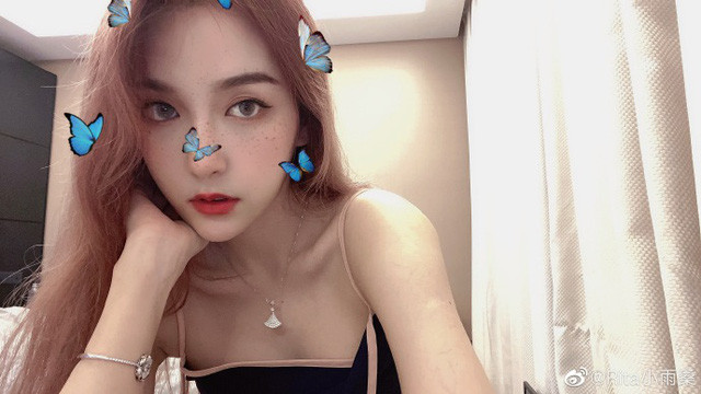 Cô nàng sở hữu khuôn mặt có đôi nét lai Tây, vóc dáng cao ráo, nóng bỏng.