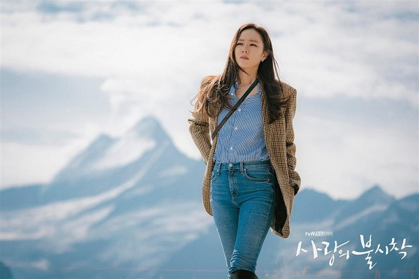 Vào vai nữ tài phiệt nổi tiếng, giàu có nhất nhì Nam Hàn, “chị đẹp” Son Ye Jin (trong phim là Yoon Se Ri) khiến khán giả mãn nhãn khi khoác lên mình vô số món hàng hiệu đắt đỏ, tạo nên trào lưu thời trang mới với giới trẻ châu Á. Ảnh: Zing.vn