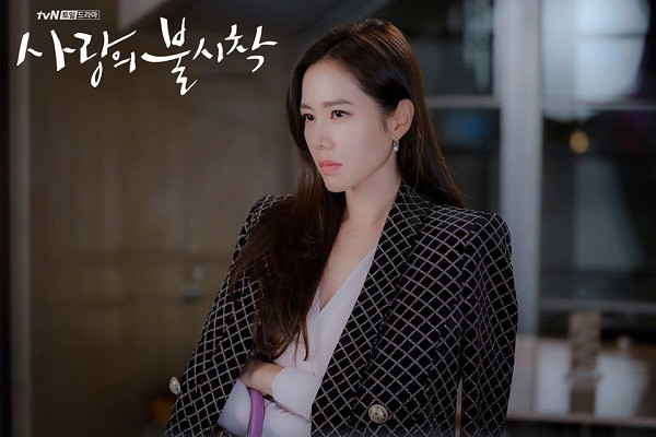 Cô nàng Se Ri sở hữu nhãn hiệu mỹ phẩm nổi tiếng Seri’s Choice gây ấn tượng ngay từ những tập đầu với vẻ ngoài xinh đẹp, sang chảnh cùng một loạt bộ cánh thuộc thương hiệu Balmain, phối cùng phụ kiện là túi xách từ nhà mốt Dolce & Gabbana, tổng trị giá lên tới cả chục ngàn USD (hàng trăm triệu đồng). Ảnh: Zing.vn