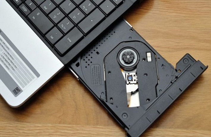 Thời xưa, khi các thiết bị nhớ flash như USB, ổ cứng ngoài... vẫn còn là một sản phẩm công nghệ xa xỉ thì lựa chọn duy nhất của người dùng để lưu trữ dữ liệu là những chiếc đĩa mềm, đĩa CD, DVD... Những ổ đĩa là tiêu chuẩn của thời bấy giờ. Theo thời gian, thiết bị nhớ flash rẻ đi, công nghệ điện toán đám mây ra đời, mọi thứ được để trên internet, ổ quang mất dần vai trò và sự biến mất của nó dọn đường cho thiết kế mỏng hơn. Không gian chiếm dụng của ổ quang rất nhiều nên phần không gian này giờ được nhường cho pin, tản nhiệt …
