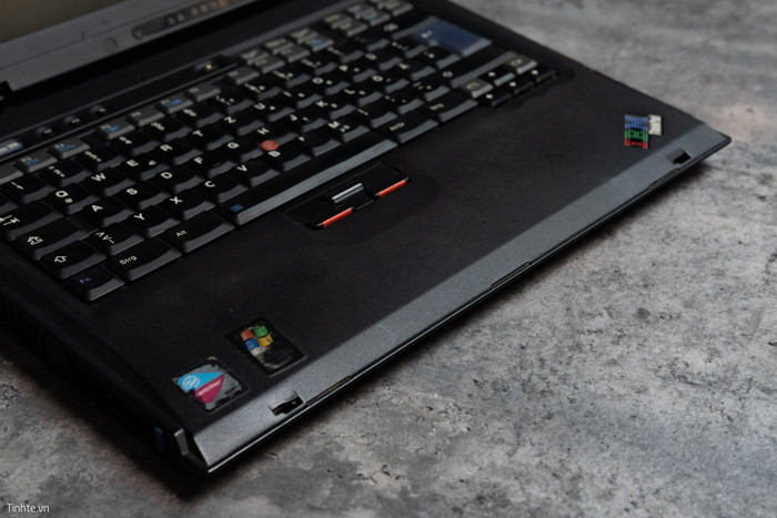 Nhiều người cho rằng, laptop bây giờ phẳng, đặt tay lên gõ khá là cấn, không như thiết kế cong và công thái học như laptop xưa. Thật vậy, xưa laptop có rìa trước chỗ nghỉ tay được bo cong, đặt tay vào rất êm. Giờ xu hướng thiết kế máy mỏng, gọn nên rìa được vát phẳng luôn, đẹp thì có đẹp đấy nhưng về độ thoải mái thì không bằng.