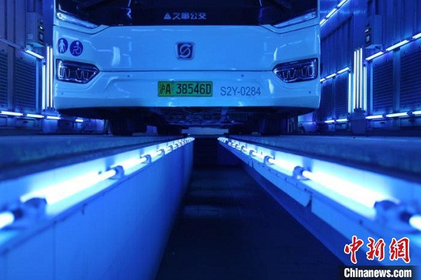 Phòng này được lắp đặt 216 bóng đèn cực tím trên trần, tường và sàn nhà, cùng với những giá đèn cực tím mini có thể di chuyển để đưa vào làm sạch các ngóc ngách phía trong. Với thiết kế như vậy, công suất làm việc của mỗi phòng lên tới 250 xe/ngày.