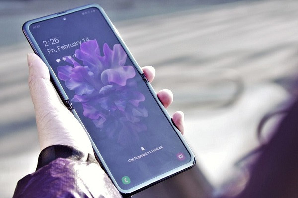 Trái ngược với những suy đoán của Nelson, đại diện của Samsung đã lên tiếng cho biết, màn hình của Galaxy Z Flip không chỉ được bảo vệ bằng lớp kính siêu mỏng UTG, mà bên trên lớp kính siêu mỏng đó còn có một tấm nhựa dẻo chống dầu. Nghĩa là các sự cố trong bài test độ bền lại đến từ tấm nhựa dẻo bảo vệ ở ngoài cùng, chứ không phải lớp kính siêu mỏng của Galaxy Z Flip. Ảnh: jusstrealnews