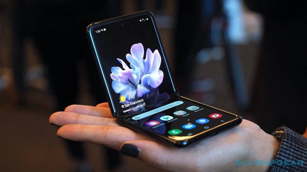 Một sự cố hi hữu đã xảy ra khi người dùng Twitter có tên Amir mua một chiếc Galaxy Z Flip để tặng bạn gái nhân dịp Valentine. Ngay sau khi vừa mở hộp, bóc lớp dán màn hình bảo vệ và thử gập mở chiếc smartphone, anh bất ngờ khi nghe tiếng gãy lớn. Chiếc Galaxy Z Flip đã nứt vỡ ngay phần bản lề gập. Ảnh: Slashgear