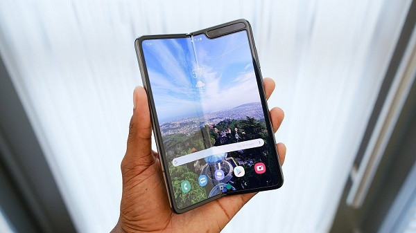 Người anh em họ hàng của Galaxy Z Flip là Galaxy Fold cũng đã từng gặp phải vấn đề về màn hình, nhưng khác trường hợp này. Ảnh: Hoanghamobile