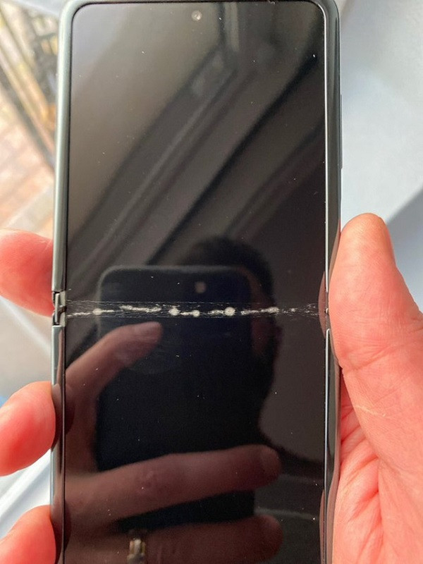 Không rõ nguyên nhân khiến chiếc smartphone mà hình gập Galaxy Z Flip đời mới của Samsung vừa đập hộp và gập mở lần đầu tiên đã bị nứt vỡ, nhưng Amir suy đoán rằng thời tiết lạnh giá cũng có thể là lý do khiến lớp kính siêu mỏng linh hoạt của Galaxy Z Flip cứng lại, khiến chúng dễ bị hư hại hơn. Bên cạnh đó, Amir cũng thừa nhận, có thể anh gập mở chiếc Galaxy Z Flip này quá mạnh. Ảnh: Twitter