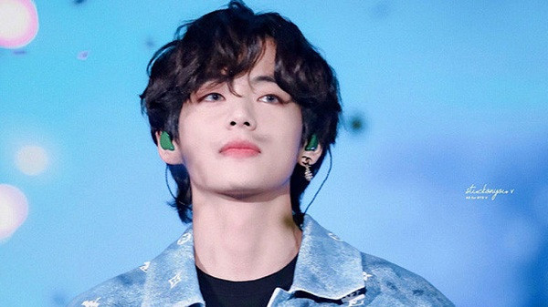 Đồng thời, anh cùng các thành viên khác của BTS cũng kêu gọi fan ở nhà cùng chơi game với họ, thay vì ra ngoài tăng nguy cơ lây nhiễm dịch bệnh.