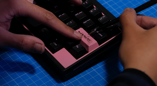 Kết quả của quá trình này sẽ là bộ keycap đen nhưng lớp màu trắng bên trong sẽ có màu hồng rất đẹp, không đụng hàng.