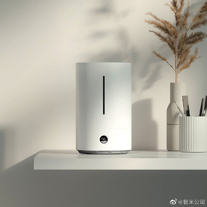 Chiếc máy tạo độ ẩm mới trên nền tảng gây quỹ cộng đồng Youpin, có tên gọi là MIJIA 1S cũng được Xiaomi ra mắt. Ngoài mục đích chính là tạo độ ẩm, máy tạo ẩm MIJIA 1S còn có khả năng khử trùng và diệt khuẩn. Dung tích 3.5 lít, tiêu tốn khoảng 400ml nước mỗi giờ. Chiếc máy cũng thuộc sản phẩm trong hệ sinh thái của Xiaomi và cũng có thể kết nối với Smartphone. Giá khoảng 2.7 triệu đồng.
