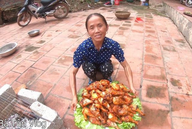 Tháng 05/2019, Bà Tân Vlog nổi lên thành hiện tượng mạng với loạt clip món ăn siêu to khổng lồ, nhanh chóng thu về kỷ lục bất ngờ về lượt xem.