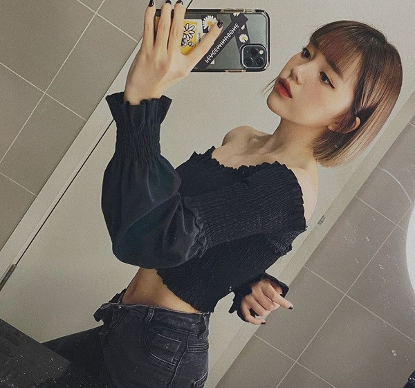 Fan thường bắt gặp hình ảnh Linh Ngọc Đàm trẻ trung, năng động và cá tính nhưng một khi cô nàng đổi sang style sexy khoe trọn vòng eo con kiến thì anh em game thủ nào cũng phải "đổ gục".