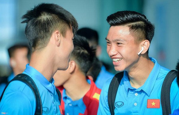 Trong khi Văn Hậu dùng phiên bản cũ hơn có thể là AirPods 2 hoặc AirPods đời đầu. Trước đây, nhiều người từng lo ngại rằng với thiết kế nhỏ bé nhưng lại không có dây, AirPods rất dễ bị thất lạc. Ảnh: baomoi