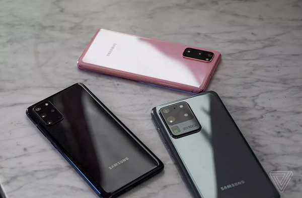 Điểm nhấn của những chiếc smartphone mới của Samsung nằm ở cụm camera sau. Camera sau trên cả ba chiếc điện thoại đều được bố trí trên một phần lồi lên khá nhiều hình chữ nhật. Nó được đặt ở góc trên bên phải mặt lưng. (Ảnh: The Verge)
