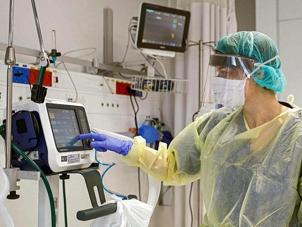 Tuy nhiên, vấn đề trên hiện sẽ được giải quyết phần nào nhờ máy thở khẩn cấp giá rẻ E-Vent từ Viện Công nghệ Massachusetts (MIT). Theo đó, chiếc máy này có thể được lắp ráp nhanh chóng trên toàn cầu nhằm đáp ứng nhu cầu sử dụng trong đại dịch COVID-19.