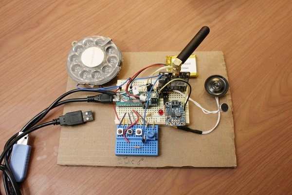 Phần vòng quay số này được kết nối vào một bảng mạch tự chế và một modem mạng để có thể tương thích với các băng tần mạng hiện nay.
