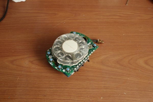 Haupt cho biết cô lấy phần vòng quay số từ một chiếc điện thoại Western Electric Trimline vì nó có kích thước khá nhỏ gọn.