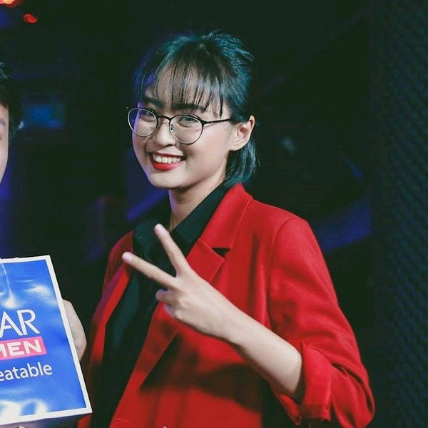 Hôm nay có lẽ là ngày vui nhất của cộng đồng fan Bomman sau thời gian nhiệt tình ''đẩy thuyền'' khi nữ thần LMHT Minh Nghi chính thức công khai mối quan hệ với Bomman. Trước đó, cô nàng này nổi tiếng là một người khá kín tiếng trong chuyện tình cảm.
