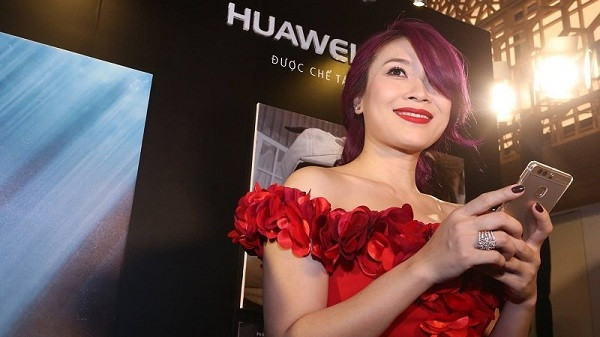 Thời điểm đó đây là sản phẩm mới nhất thuộc dòng G của Huawei và là một thiết bị cao cấp với thiết kế sang trọng tích hợp công nghệ cảm biến vấn tay thế hệ 2.0, với hai phiên bản vàng và trắng bạc. Ảnh: tgdd.vn