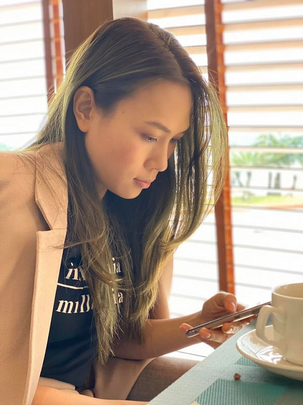 Trải qua nhiều năm phát triển công nghệ, không thể nằm ngoài “làn sóng 4.0”, giờ đây Mỹ Tâm có vẻ cũng đã thay đổi quan điểm của mình về việc sử dụng điện thoại di động khi tần suất hình ảnh nữ ca sĩ cùng chiếc smartphone xuất hiện ngày càng nhiều. Ảnh: FBNV