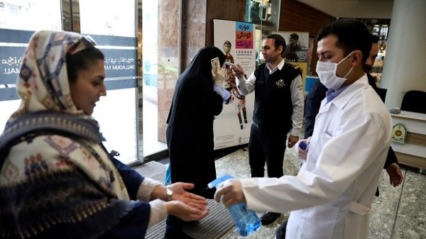 Trước đó, ngày 11/3 Iran đã phóng thích 70.000 tù nhân để hạn chế sự lây lan của virus corona theo kêu gọi từ phía Liên Hợp Quốc. Đồng thời đóng cửa tạm thời các trường học và đại học cho đến đầu tháng 4.