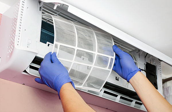 Bảo dưỡng điều hòa: Một trong những thói quen tốt giúp dùng điều hòa nhanh mát mà lại tiết kiệm điện đó là thường xuyên vệ sinh, bảo dưỡng thiết bị này. Số lần bảo dưỡng sẽ tùy thuộc vào môi trường và tần suất sử dụng trong năm, nhưng theo các chuyên gia về điện lạnh thì nên bảo dưỡng máy lạnh 3 - 4 tháng 1 lần.