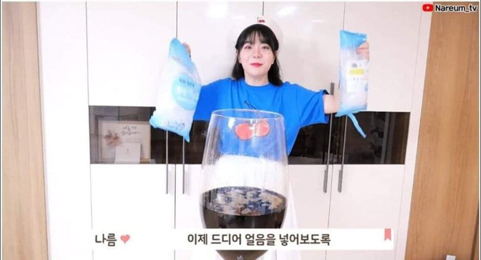Sau khi đã hoàn thành phần cốt, nữ Youtuber quyết định đổ đá vào chiếc cốc