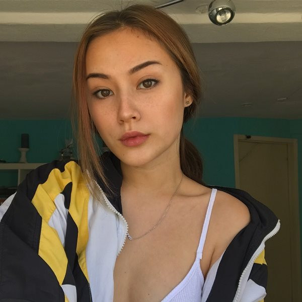 Đó cũng là lý do nữ streamer hot nhất nền tảng Twitch sở hữu nhan sắc cực phẩm, kết hợp hài hòa giữa sự duyên dáng của con gái Á và nét quyến rũ, sắc sảo của con gái phương Tây.