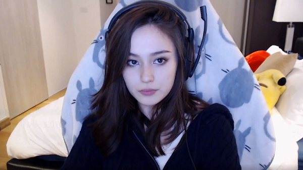 Giữa "rừng hotgirl", hot streamer xinh đẹp và tài năng, xuất hiện một nữ streamer Việt hiếm hoi "tồn tại" được trên Twitch, hơn nữa còn sở hữu cho mình lượng fan khổng lồ. JadyAnh hiện được biết đến là nữ game thủ hot nhất nhì nền tảng livestream Twitch.