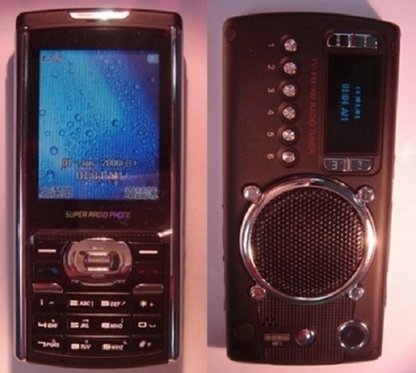 Chiếc điện thoại Sấm Sét Thunder Super Radio Phone, kiêm luôn cả radio nghe bản tin.