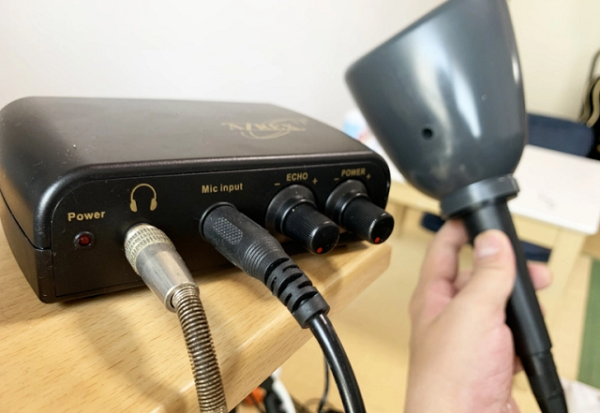 Ưu điểm khác của bộ công cụ hát karaoke một mình là có thể lắp đặt nhanh chóng và đơn giản. Nó có bộ chuyển đổi AC cung cấp năng lượng cho thiết bị và cũng là dây để kết nối với máy tính, máy nghe nhạc hoặc điện thoại qua giắc cắm tai nghe, từ đó nhạc nền của bản karaoke sẽ được truyền vào.