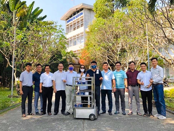 Nhóm thầy trò, cựu sinh viên khoa cơ khí Trường ĐH Bách khoa - ĐH Đà Nẵng chế tạo robot phục vụ người cách ly vì Covid-19.
