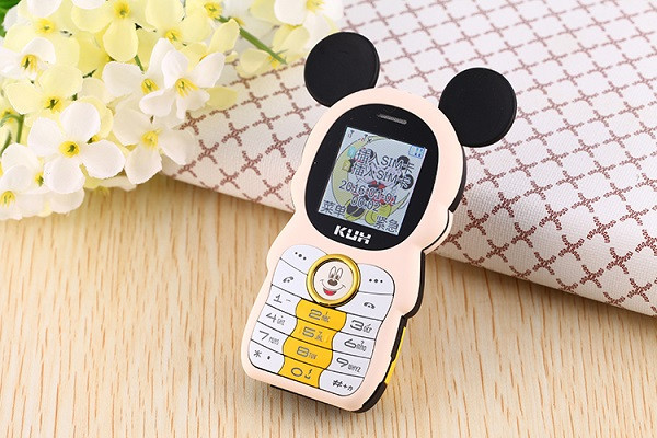 Điện thoại Mickey có kích thước nhỏ gọn, độ dày chỉ 1.2mm, trọng lượng của máy khá nhẹ, giúp các nàng dễ dàng cầm nắm hay mang theo trong túi xách. Ảnh: alicdn
