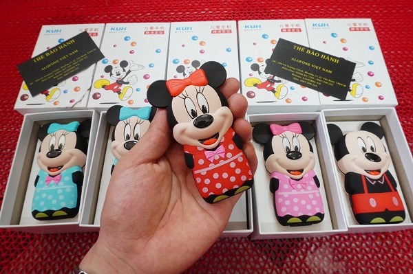 Màn hình của điện thoại Mickey xinh xắn này tuy có kích thước chỉ 1.44 inches nhưng được hỗ trợ có màu, giao diện ngôn ngữ tiếng Việt nên rất dễ sử dụng. Bàn phím được thiết kế khá bắt mắt và dễ nhìn, các phím bấm lớn và làm bằng mủ cao su nên khi bấm cảm giác cực kì êm tay. Ảnh: alofone
