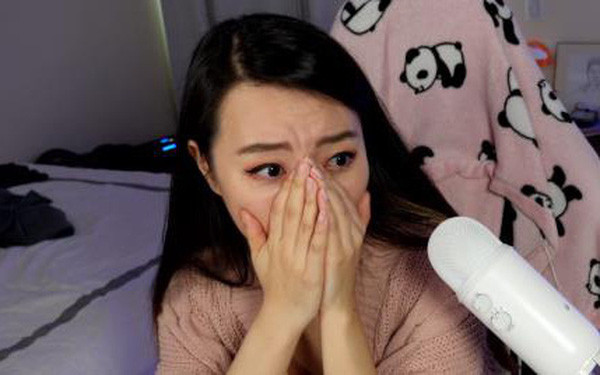 Nữ streamer PotasticP bật khóc ngay trên sóng trực tiếp vì quá cảm động. "Ôi Chúa ơi, JimmyKiba, cảm ơn vì 1.000 USD. Tôi thật sự không biết cách nào để bày tỏ cảm xúc của mình bây giờ", nữ streamer thốt lên.