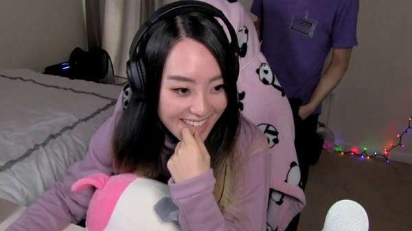 Jeannie "PotasticP" Lee là nữ streamer không quá nổi tiếng, trung bình mỗi livestream của cô chỉ có khoảng 2.500 khán giả theo dõi. Vừa qua, cô nàng đã có quyết định thay đổi cả cuộc đời mình đó là theo đuổi công việc game thủ - streamer mơ ước dù được nhận vào một trường Y danh tiếng.