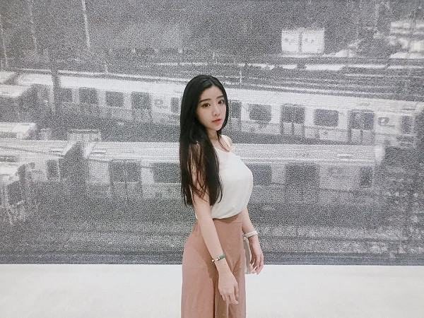 Ngoài ra cô nàng cũng được biết đến là một mẫu ảnh khá chuyên nghiệp, được mời chụp cho những shoot hình phong cách gợi cảm.