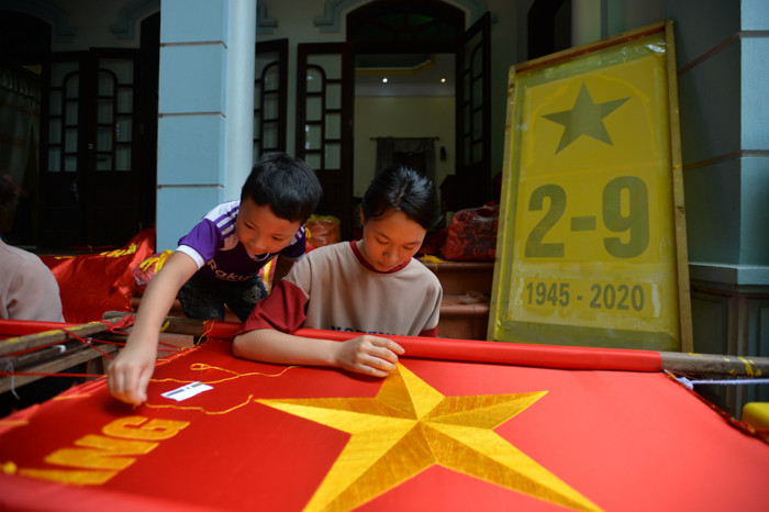 Sản phẩm cờ của làng Từ Vân không chỉ cung cấp cho hầu hết các cửa hàng ở Hà Nội mà còn xuất đi nhiều địa phương trên cả nước với số lượng lớn.